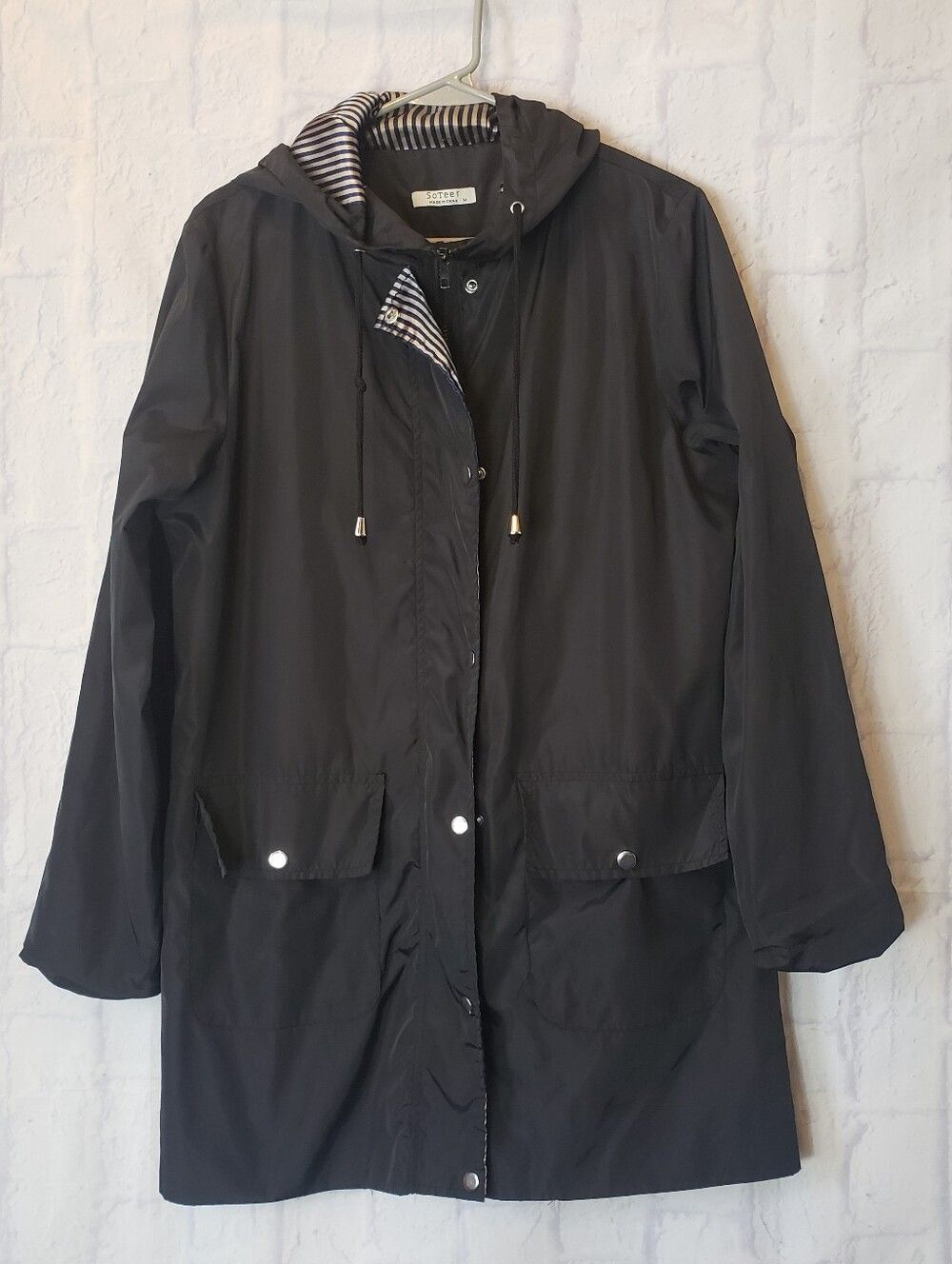 SOTEER Hooded Windbreaker Raincoat Medium